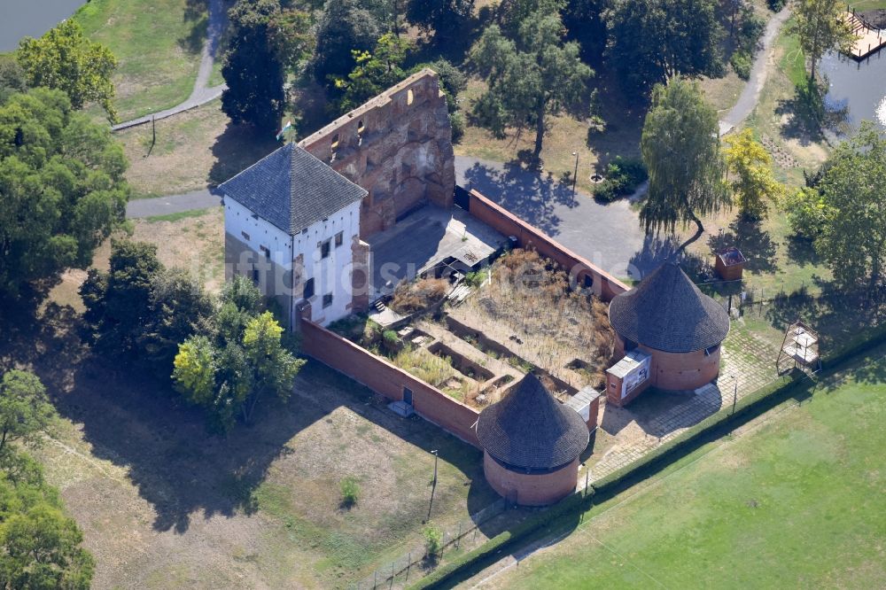 Kisvarda aus der Vogelperspektive: Ruine und Mauerreste der Burgruine Kisvárdai Vár in Kisvarda in Szabolcs-Szatmar-Bereg, Ungarn