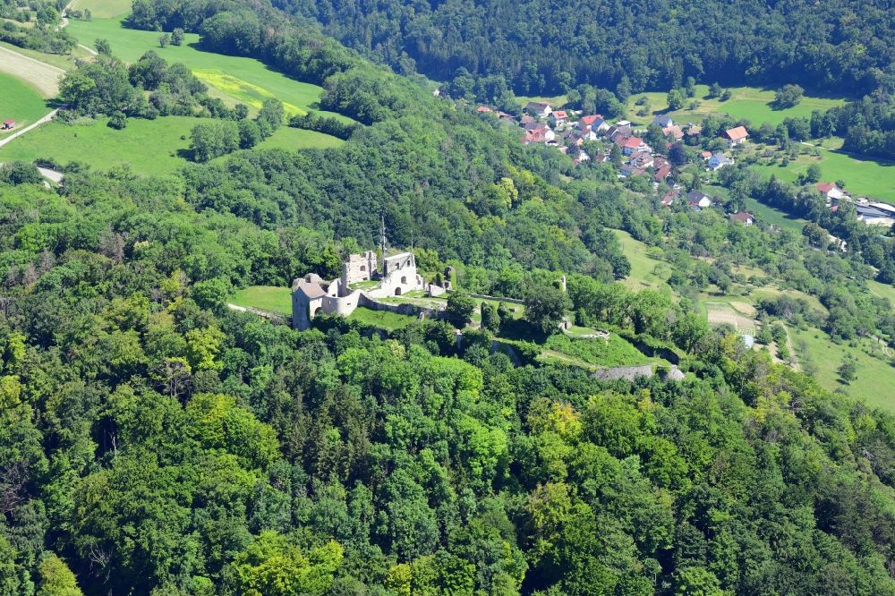 Küssaberg von oben - Ruine und Mauerreste der Burgruine Küssaburg und das benachbarte Dorf Küßnach in Küssaberg im Bundesland Baden-Württemberg, Deutschland