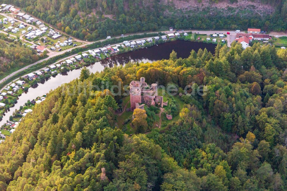 Luftaufnahme Dahn - Ruine und Mauerreste der Burgruine Neudahn vor dem Neudahner Weier in Dahn im Bundesland Rheinland-Pfalz