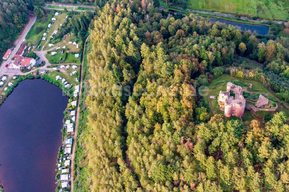 Luftbild Dahn - Ruine und Mauerreste der Burgruine Neudahn vor dem Neudahner Weier in Dahn im Bundesland Rheinland-Pfalz