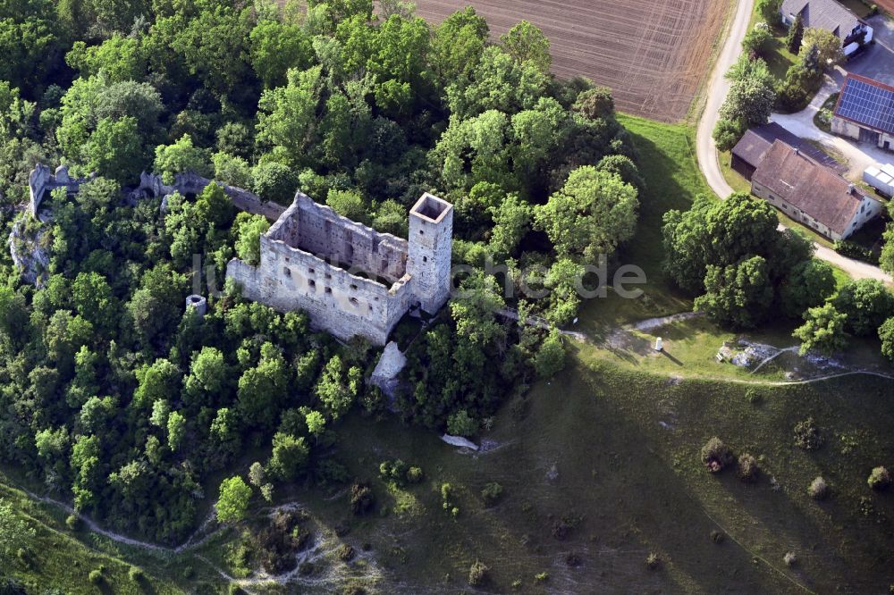 Ederheim aus der Vogelperspektive: Ruine und Mauerreste der Burgruine Niederhaus in Ederheim im Bundesland Bayern, Deutschland