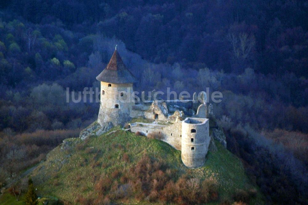 Luftbild Siatorska Bukovinka - Ruine und Mauerreste der Burgruine ŠOMOŠKA hrad in Siatorska Bukovinka in Banskobystricky kraj, Slowakei