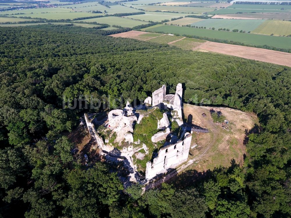 Oponice von oben - Ruine und Mauerreste der Burgruine in Oponice in Nitriansky kraj, Slowakei