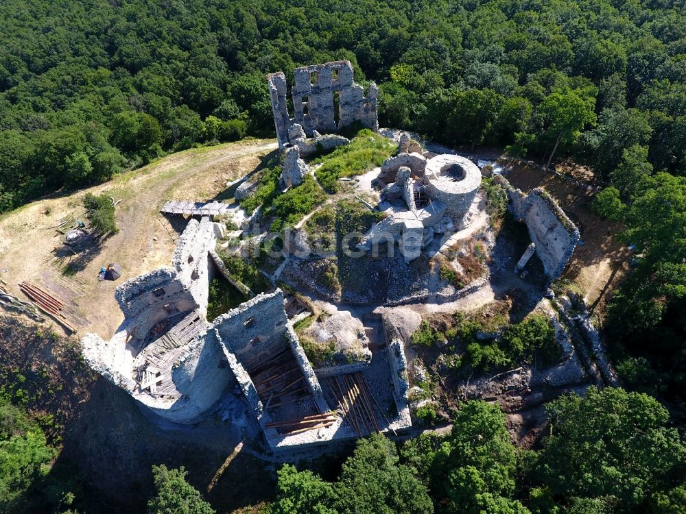 Luftbild Oponice - Ruine und Mauerreste der Burgruine in Oponice in Nitriansky kraj, Slowakei