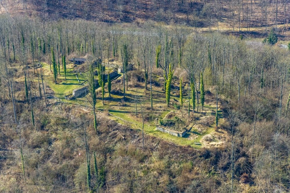 Arnsberg aus der Vogelperspektive: Ruine und Mauerreste der Burgruine Rüdenburg in Arnsberg im Bundesland Nordrhein-Westfalen, Deutschland