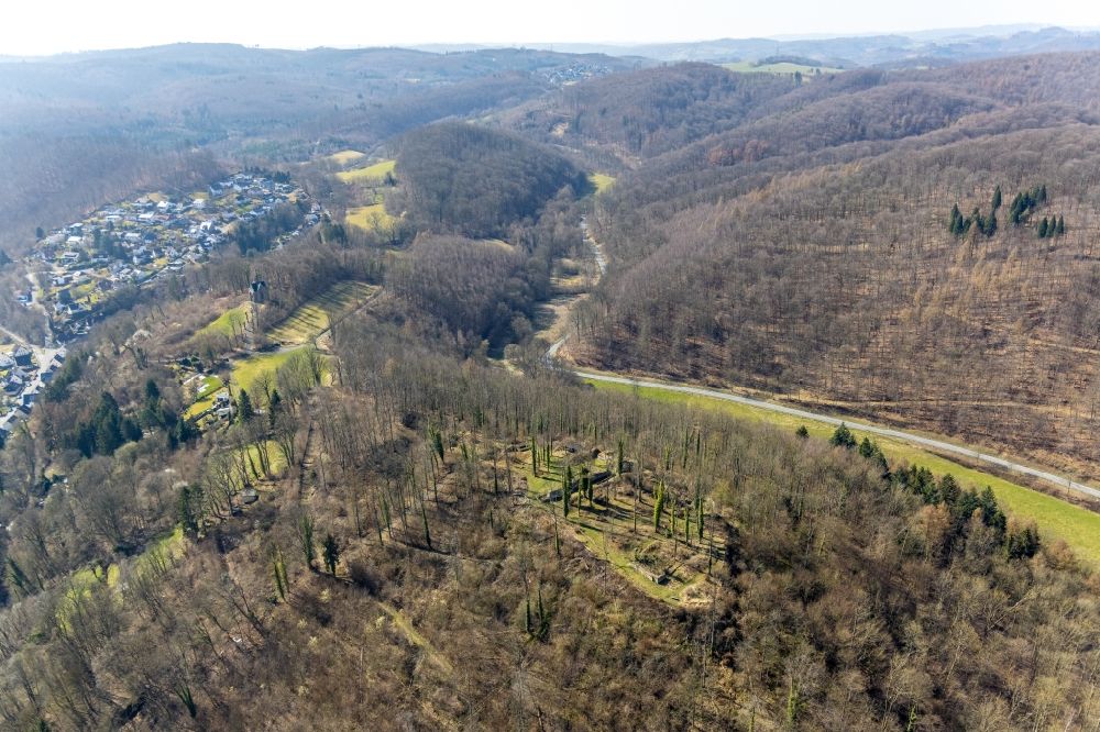 Luftbild Arnsberg - Ruine und Mauerreste der Burgruine Rüdenburg in Arnsberg im Bundesland Nordrhein-Westfalen, Deutschland
