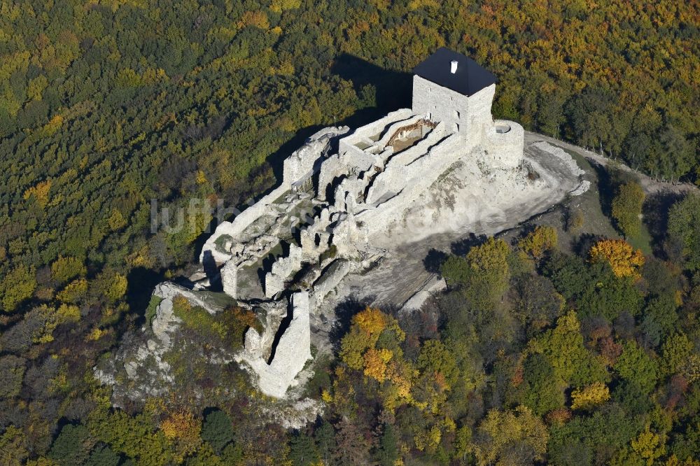 Regec von oben - Ruine und Mauerreste der Burgruine in Regec in Borsod-Abauj-Zemplen, Ungarn