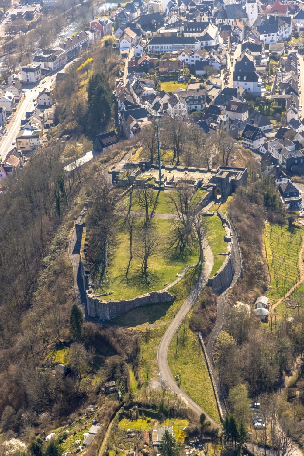 Arnsberg aus der Vogelperspektive: Ruine und Mauerreste der Burgruine des Schloss in Arnsberg im Bundesland Nordrhein-Westfalen, Deutschland