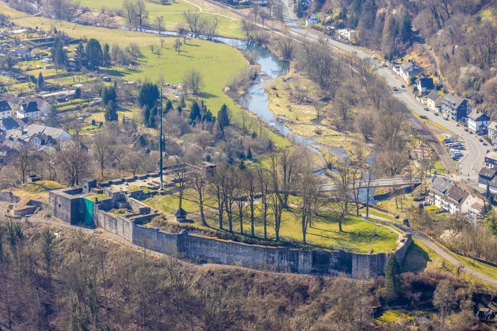 Luftaufnahme Arnsberg - Ruine und Mauerreste der Burgruine des Schloss in Arnsberg im Bundesland Nordrhein-Westfalen, Deutschland