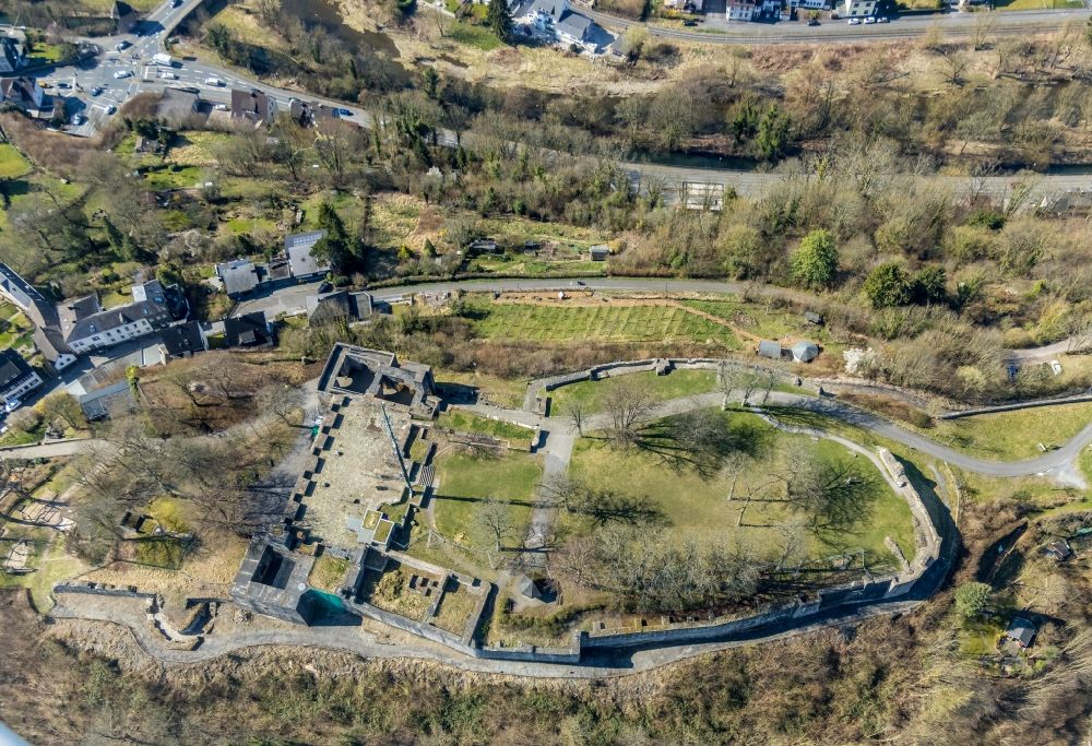 Luftaufnahme Arnsberg - Ruine und Mauerreste der Burgruine des Schloss in Arnsberg im Bundesland Nordrhein-Westfalen, Deutschland