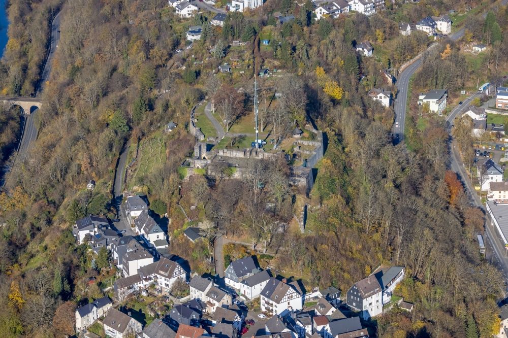 Arnsberg aus der Vogelperspektive: Ruine und Mauerreste der Burgruine des Schloss in Arnsberg im Bundesland Nordrhein-Westfalen, Deutschland
