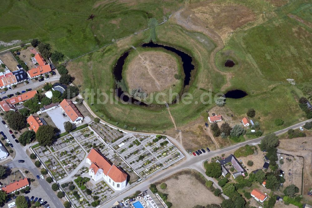 Luftaufnahme Skanör-Falsterbo - Ruine und Mauerreste der Burgruine Skanörs Borg in Skanör-Falsterbo in Skane län, Schweden
