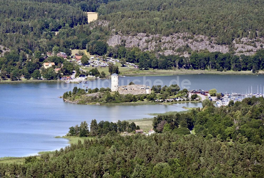 Luftaufnahme Norrkrog - Ruine und Mauerreste der Burgruine Stegeborg in Norrkrog in Östergötland County, Schweden
