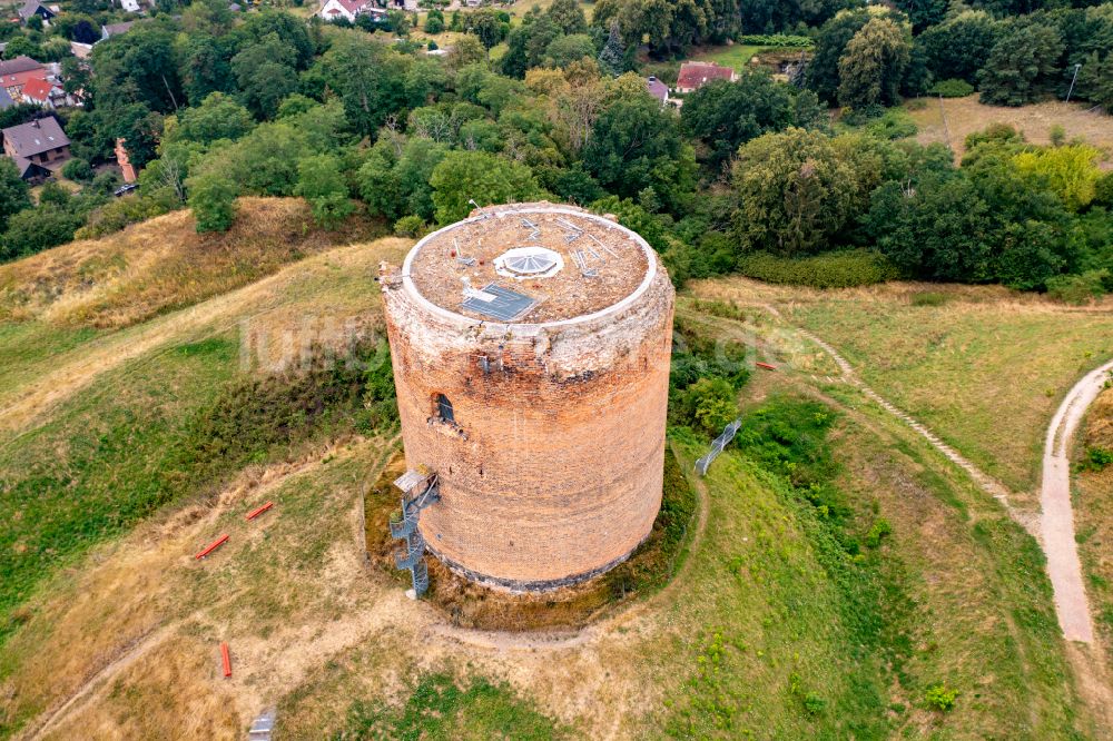 Stolpe von oben - Ruine und Mauerreste der Burgruine Stolper Turm - Grützpott in Stolpe im Bundesland Brandenburg, Deutschland