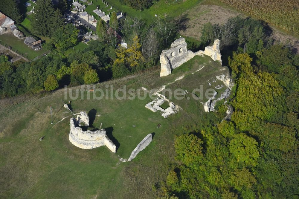Luftaufnahme Döbrönte - Ruine und Mauerreste der Burgruine Szarvask? Castle ruins in Döbrönte in Wesprim, Ungarn