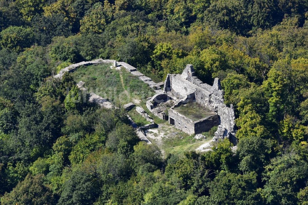 Zalaszanto von oben - Ruine und Mauerreste der Burgruine Tatika Vara in Zalaszanto in Komitat Zala, Ungarn