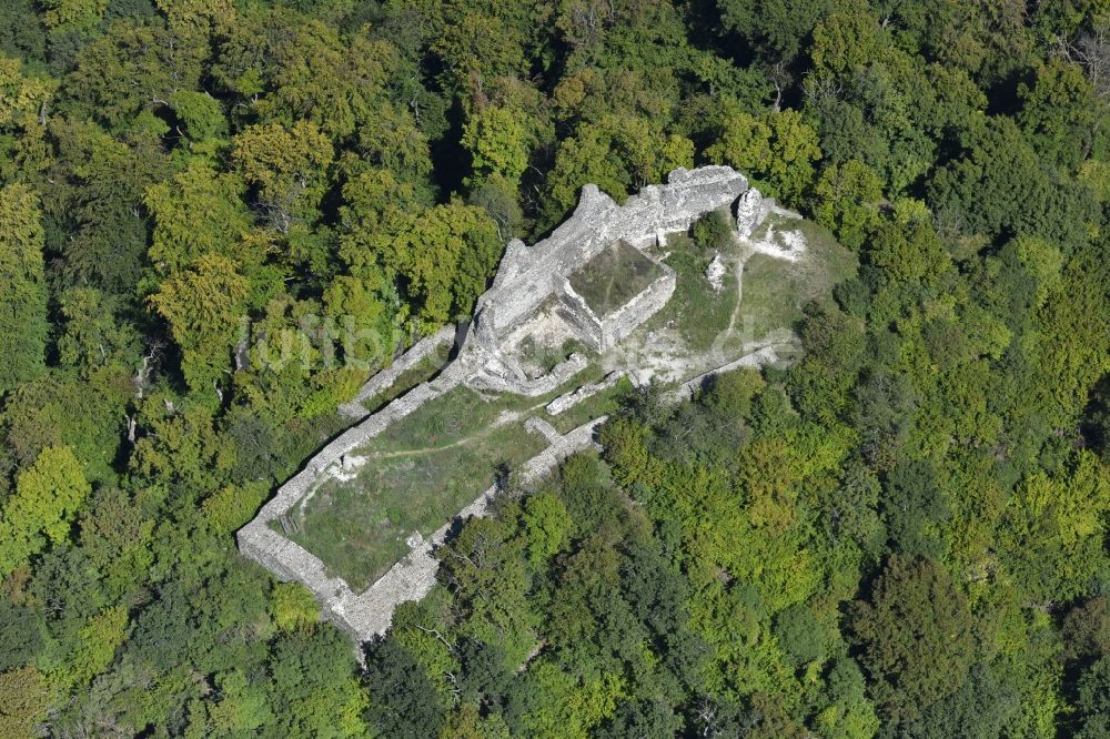 Zalaszanto aus der Vogelperspektive: Ruine und Mauerreste der Burgruine Tatika Vara in Zalaszanto in Komitat Zala, Ungarn