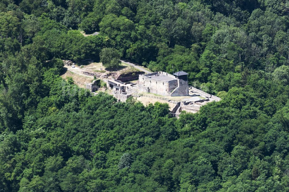 Überherrn von oben - Ruine und Mauerreste der Burgruine Teufelsburg in Überherrn im Bundesland Saarland, Deutschland
