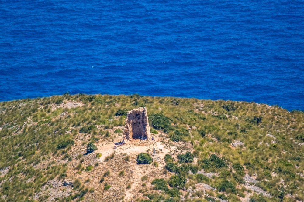 Luftaufnahme Capdepera - Ruine und Mauerreste der Burgruine des Wachturms Torre de Son Jaumell in Capdepera in Balearische Inseln, Spanien
