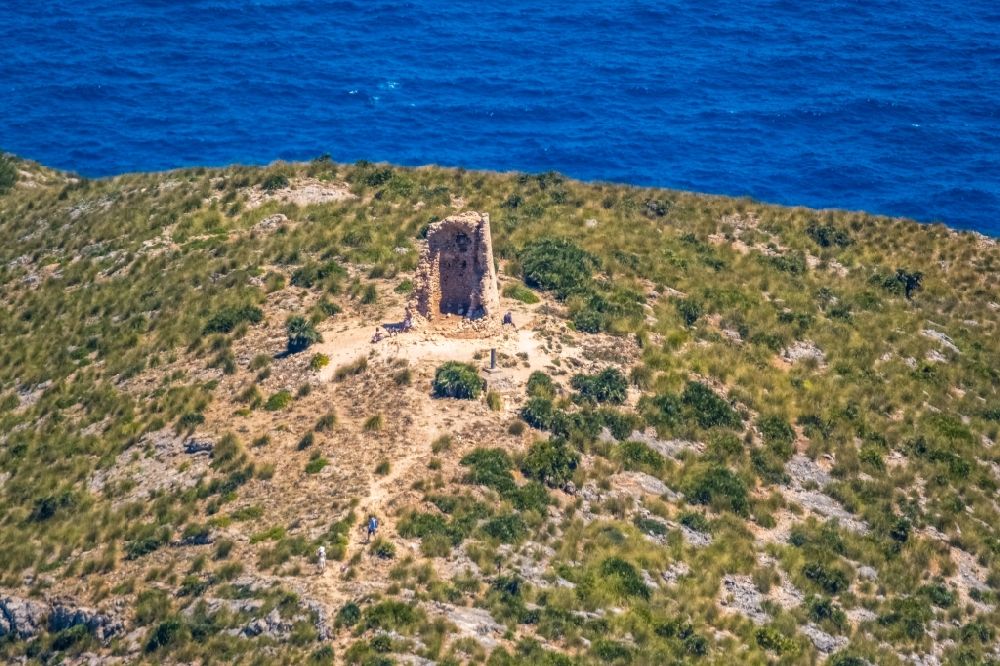 Capdepera von oben - Ruine und Mauerreste der Burgruine des Wachturms Torre de Son Jaumell in Capdepera in Balearische Inseln, Spanien