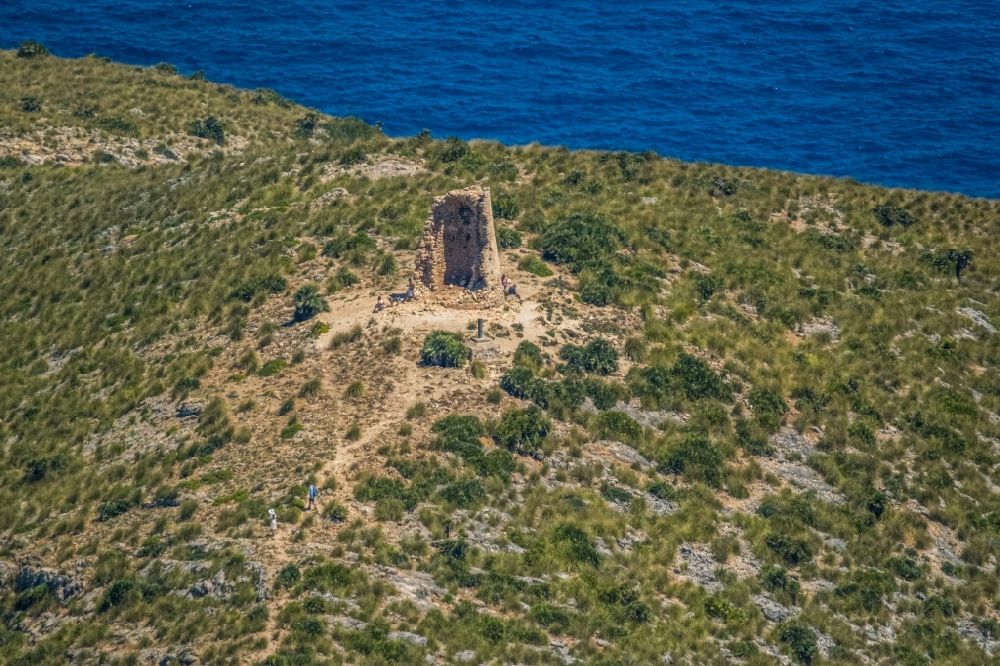 Capdepera aus der Vogelperspektive: Ruine und Mauerreste der Burgruine des Wachturms Torre de Son Jaumell in Capdepera in Balearische Inseln, Spanien