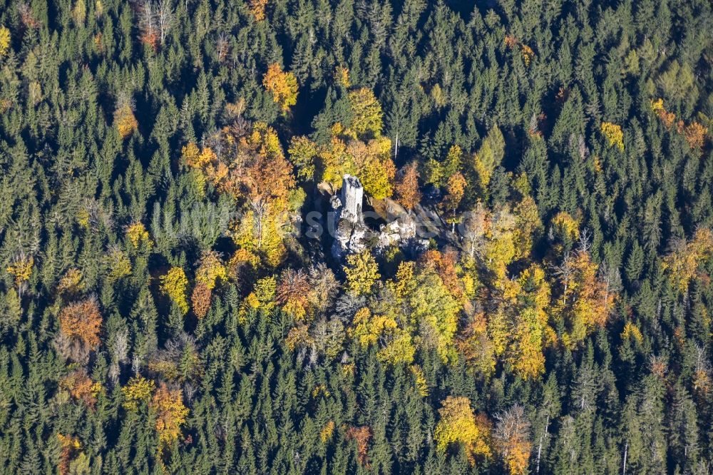 Waldershof aus der Vogelperspektive: Ruine und Mauerreste der Burgruine Weissenstein