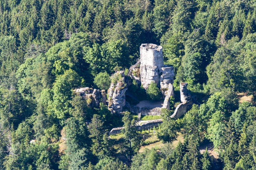 Waldershof aus der Vogelperspektive: Ruine und Mauerreste der Burgruine Weißenstein in Waldershof im Bundesland Bayern, Deutschland