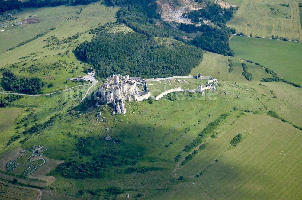Zehra von oben - Ruine und Mauerreste der Burgruine Zipser Burg in Zehra in Kosicky kraj, Slowakei