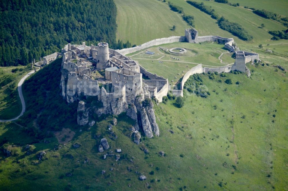 Luftaufnahme Zehra - Ruine und Mauerreste der Burgruine Zipser Burg in Zehra in Kosicky kraj, Slowakei