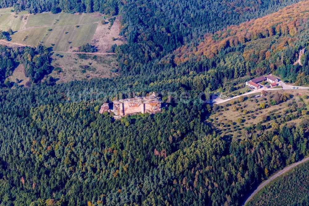 Luftbild Lembach - Ruine und Mauerreste der ehemaligen Burg Fleckenstein mit Café des 4 Châteaux in Lembach in Grand Est, Frankreich