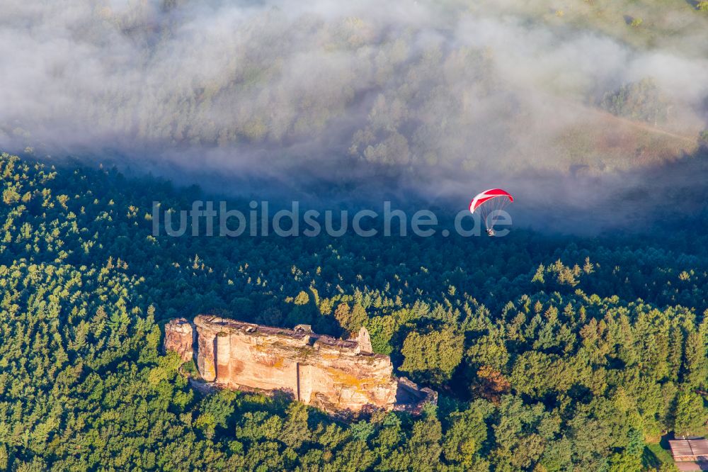 Luftbild Lembach - Ruine und Mauerreste der ehemaligen Burg Fleckenstein mit Cafe des 4 Chateaux in Lembach in Grand Est, Frankreich