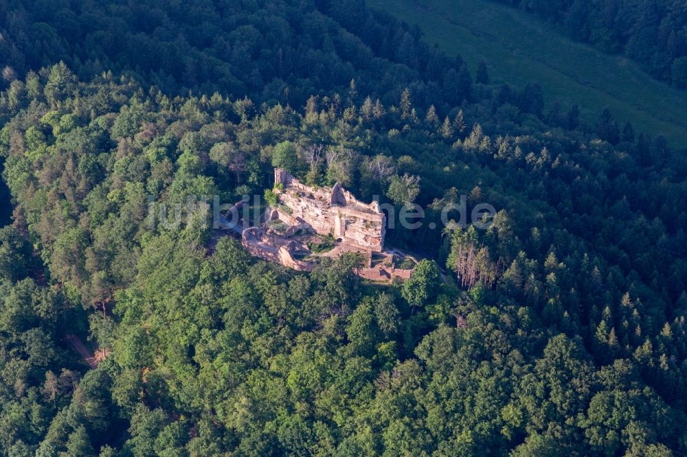 Ramberg von oben - Ruine und Mauerreste der ehemaligen Burg Meistersel in Ramberg im Bundesland Rheinland-Pfalz, Deutschland