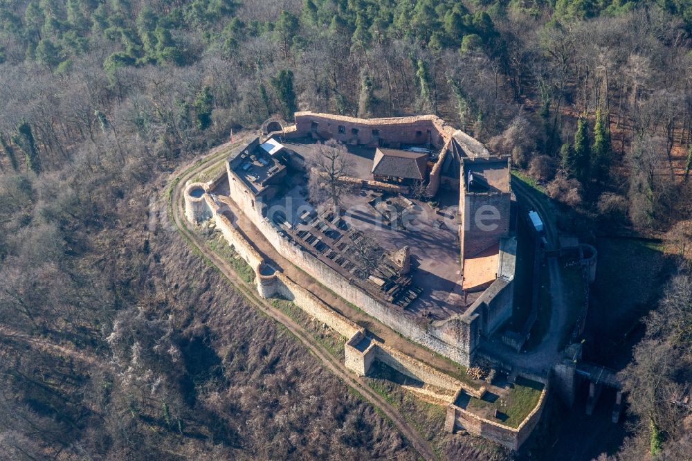 Klingenmünster von oben - Ruine und Mauerreste der ehemaligen Burganlage Burg Landeck in Klingenmünster im Bundesland Rheinland-Pfalz, Deutschland