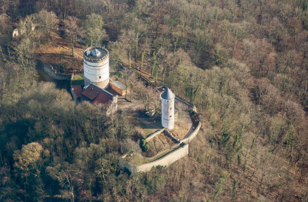 Bovenden von oben - Ruine und Mauerreste der ehemaligen Burganlage der Burg Plesse in Bovenden im Bundesland Niedersachsen, Deutschland