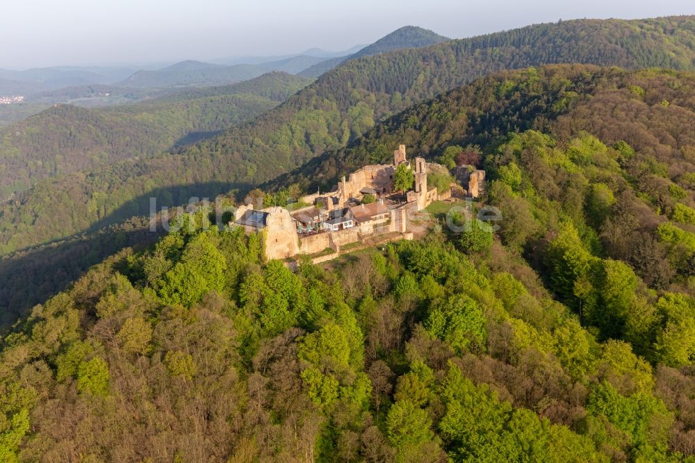 Luftbild Eschbach - Ruine und Mauerreste der ehemaligen Burganlage der Burgruine Madenburg in Eschbach im Bundesland Rheinland-Pfalz