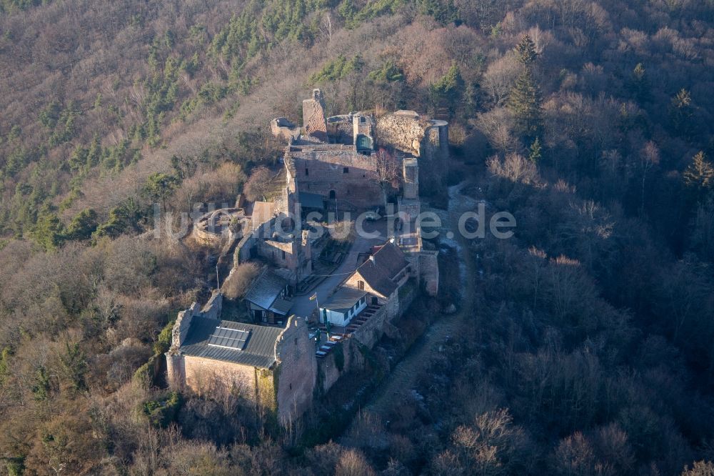 Luftaufnahme Eschbach - Ruine und Mauerreste der ehemaligen Burganlage der Burgruine Madenburg in Eschbach im Bundesland Rheinland-Pfalz
