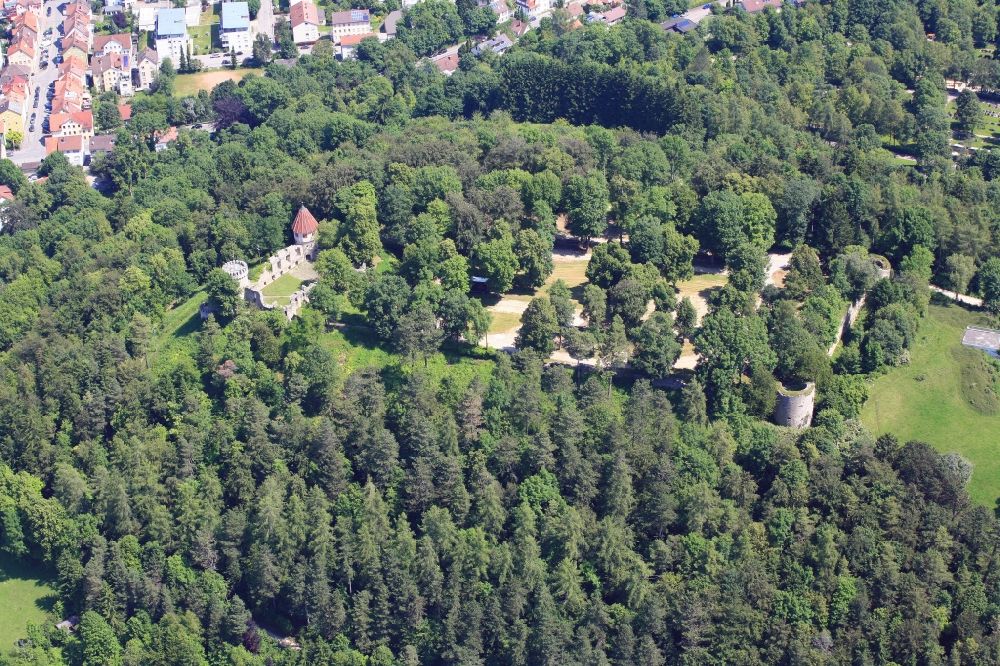 Tuttlingen von oben - Ruine und Mauerreste der ehemaligen Burganlage Honberg in Tuttlingen im Bundesland Baden-Württemberg