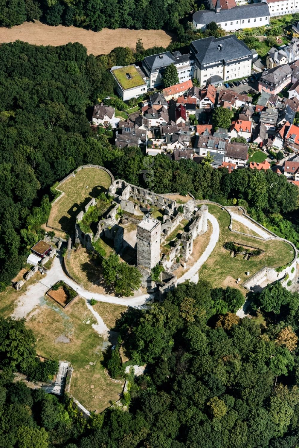 Luftaufnahme Königstein im Taunus - Ruine und Mauerreste der ehemaligen Burganlage Königstein in Königstein im Taunus im Bundesland Hessen