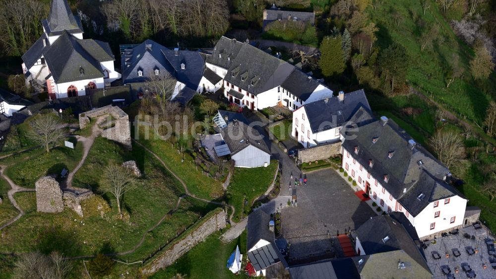 Kronenburg von oben - Ruine und Mauerreste der ehemaligen Burganlage in Kronenburg im Bundesland Nordrhein-Westfalen, Deutschland