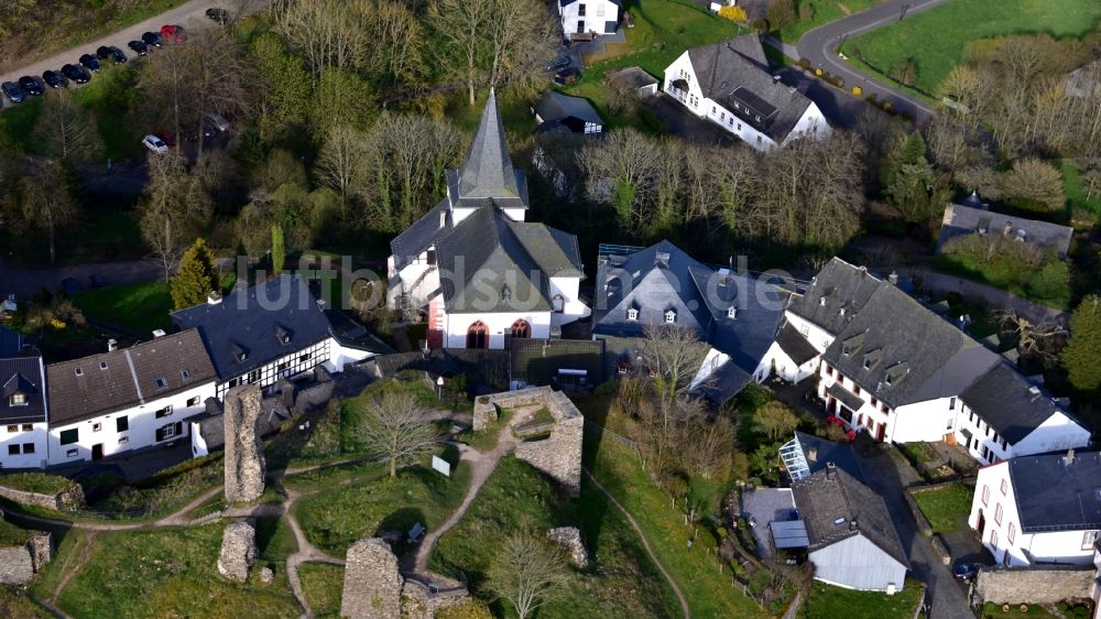 Kronenburg aus der Vogelperspektive: Ruine und Mauerreste der ehemaligen Burganlage in Kronenburg im Bundesland Nordrhein-Westfalen, Deutschland