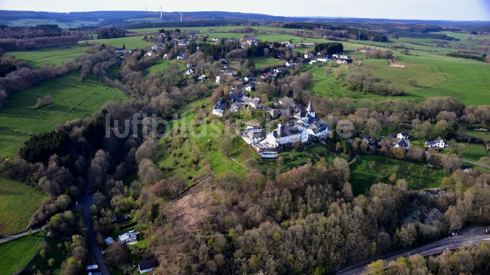 Luftaufnahme Kronenburg - Ruine und Mauerreste der ehemaligen Burganlage in Kronenburg im Bundesland Nordrhein-Westfalen, Deutschland