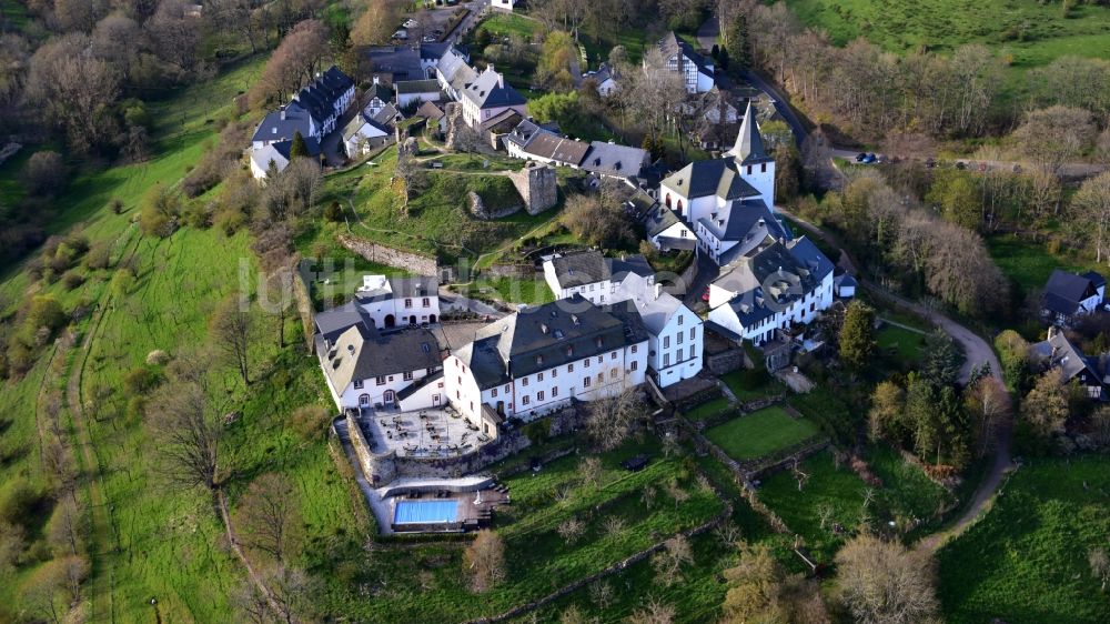 Kronenburg aus der Vogelperspektive: Ruine und Mauerreste der ehemaligen Burganlage in Kronenburg im Bundesland Nordrhein-Westfalen, Deutschland