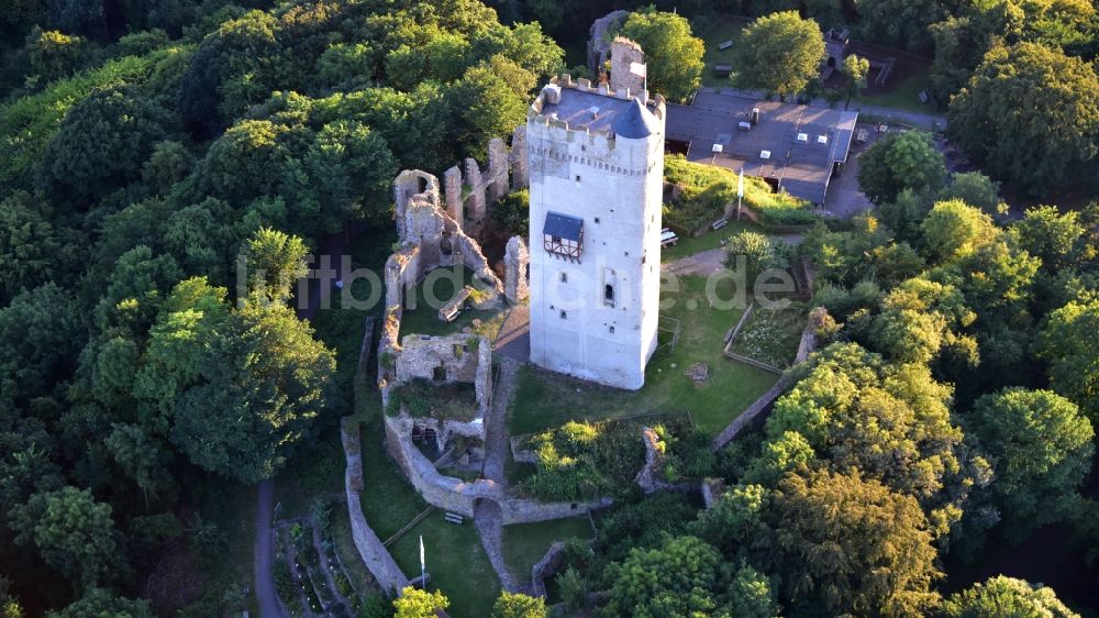 Niederdürenbach von oben - Ruine und Mauerreste der ehemaligen Burganlage Olbrück in Niederdürenbach im Bundesland Rheinland-Pfalz, Deutschland