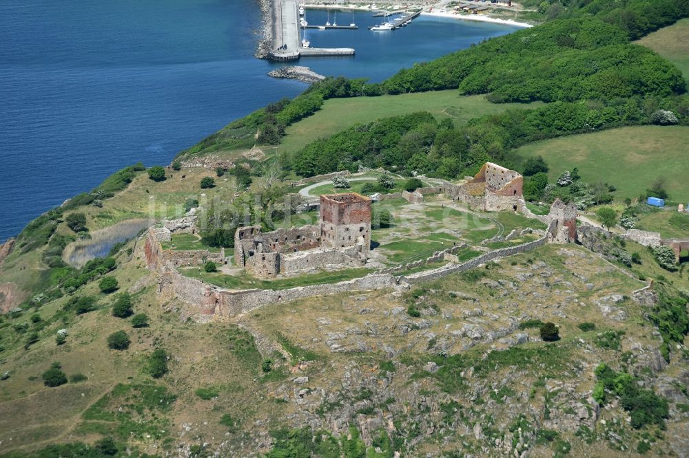 Luftaufnahme Allinge - Ruine und Mauerreste der ehemaligen Burganlage der Veste in Allinge in Region Hovedstaden, Dänemark