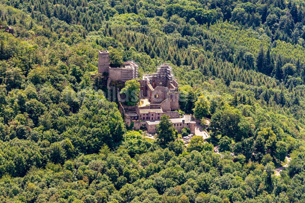 Baden-Baden von oben - Ruine und Mauerreste der ehemaligen Burganlage der Veste Altes Schloss in Baden-Baden im Bundesland Baden-Württemberg, Deutschland