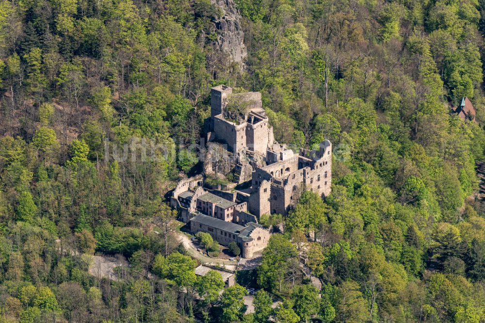 Baden-Baden von oben - Ruine und Mauerreste der ehemaligen Burganlage der Veste Altes Schloss in Baden-Baden im Bundesland Baden-Württemberg, Deutschland