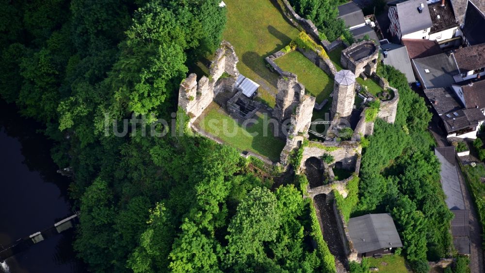 Altwied von oben - Ruine und Mauerreste der ehemaligen Burganlage der Veste in Altwied im Bundesland Rheinland-Pfalz, Deutschland