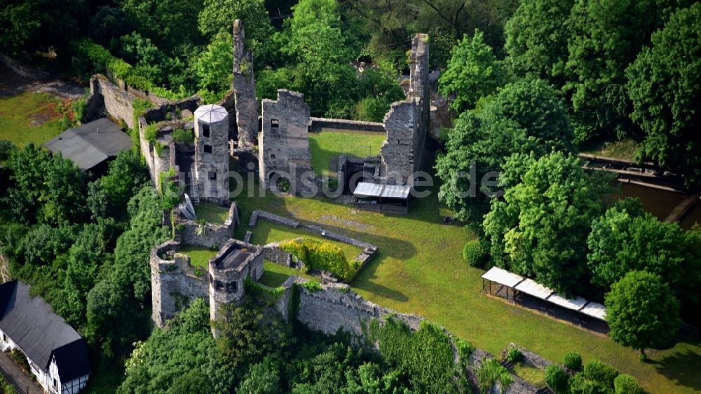 Altwied von oben - Ruine und Mauerreste der ehemaligen Burganlage der Veste in Altwied im Bundesland Rheinland-Pfalz, Deutschland