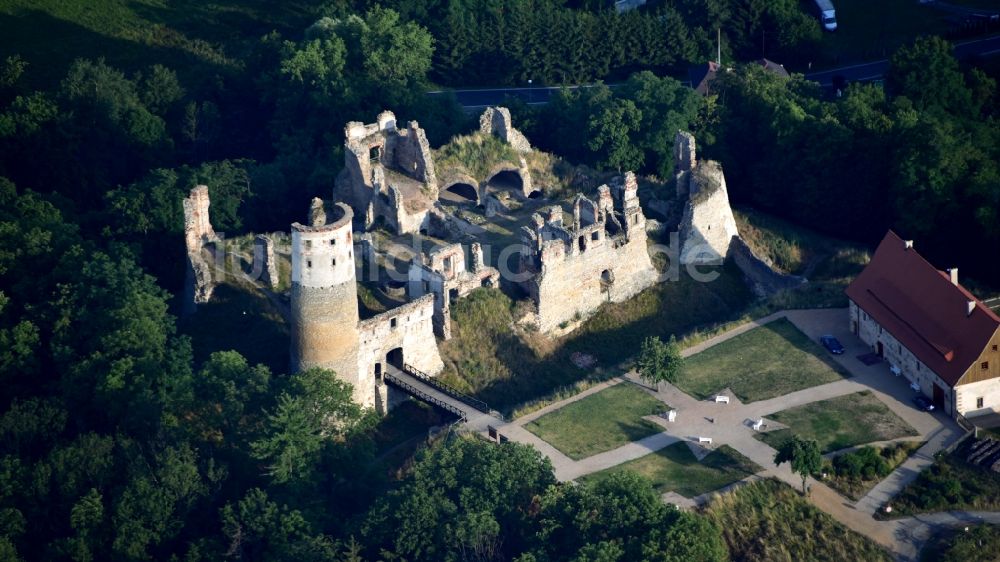 Bakov nad Jizerou von oben - Ruine und Mauerreste der ehemaligen Burganlage der Veste in Bakov nad Jizerou in Stredocesky kraj, Tschechien