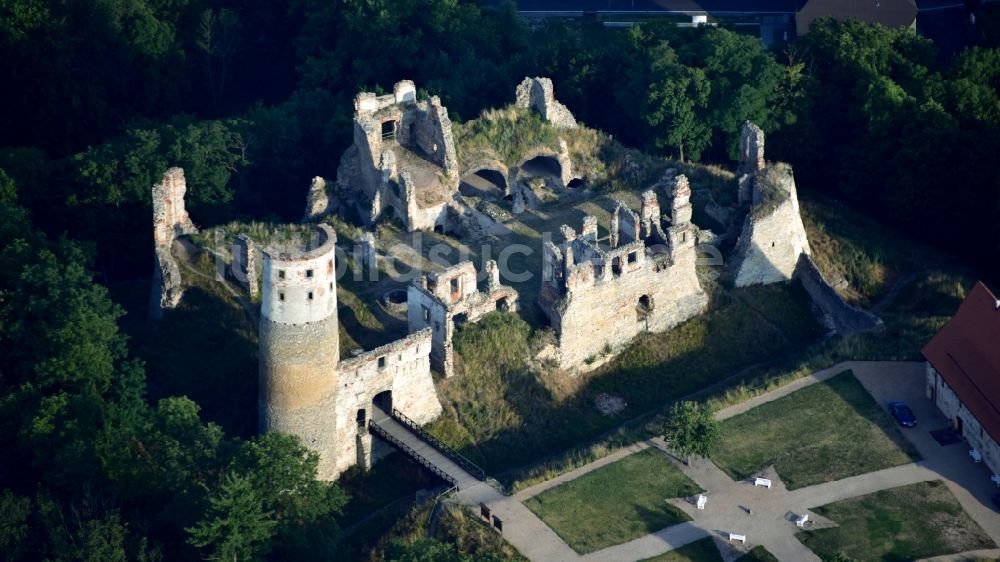 Luftbild Bakov nad Jizerou - Ruine und Mauerreste der ehemaligen Burganlage der Veste in Bakov nad Jizerou in Stredocesky kraj, Tschechien